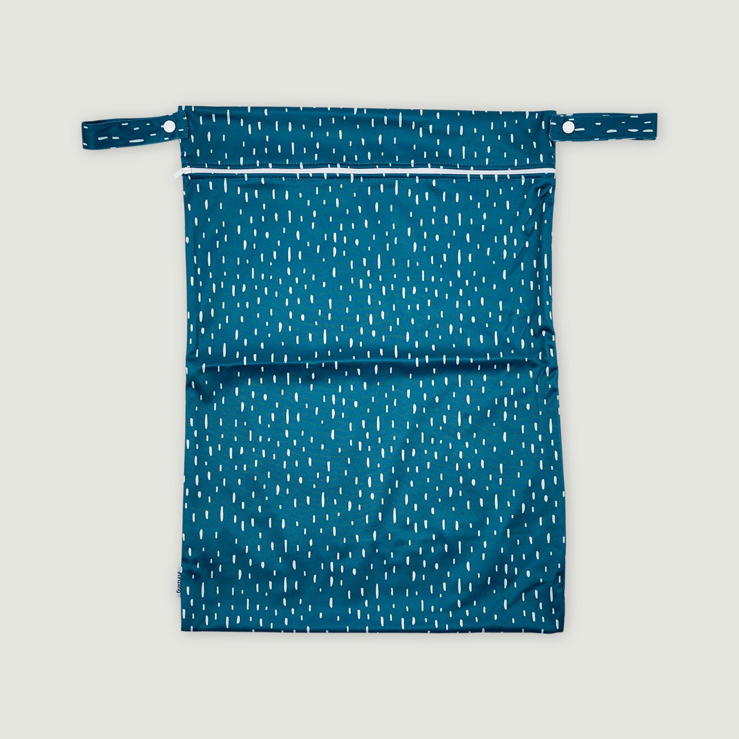 Dunkelblaue Nasstasche mit kleinen weißen Wassertropfen als Muster und Zip Verschluss und Größe L