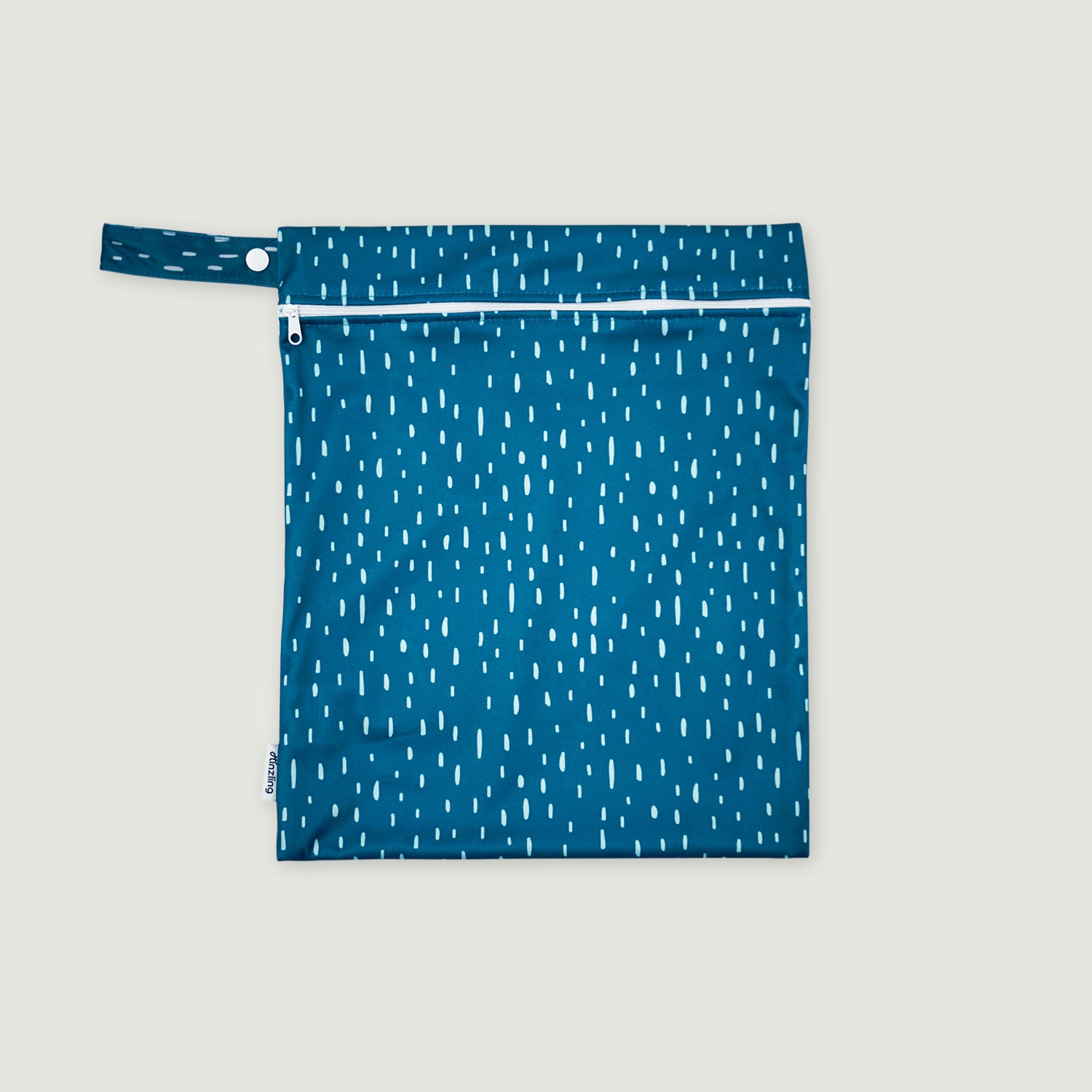 Dunkelblaue Nasstasche mit kleinen weißen Wassertropfen als Muster und Zip Verschluss und Größe M