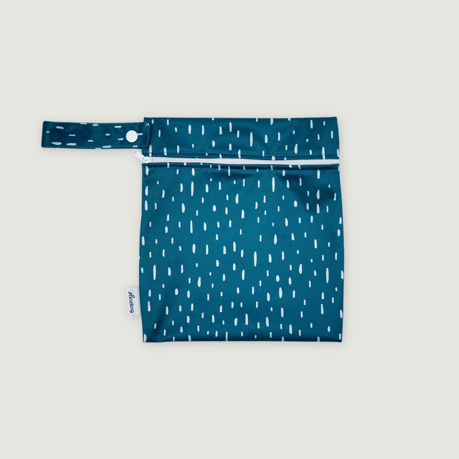 Dunkelblaue Nasstasche mit kleinen weißen Wassertropfen als Muster und Zip Verschluss und Größe S